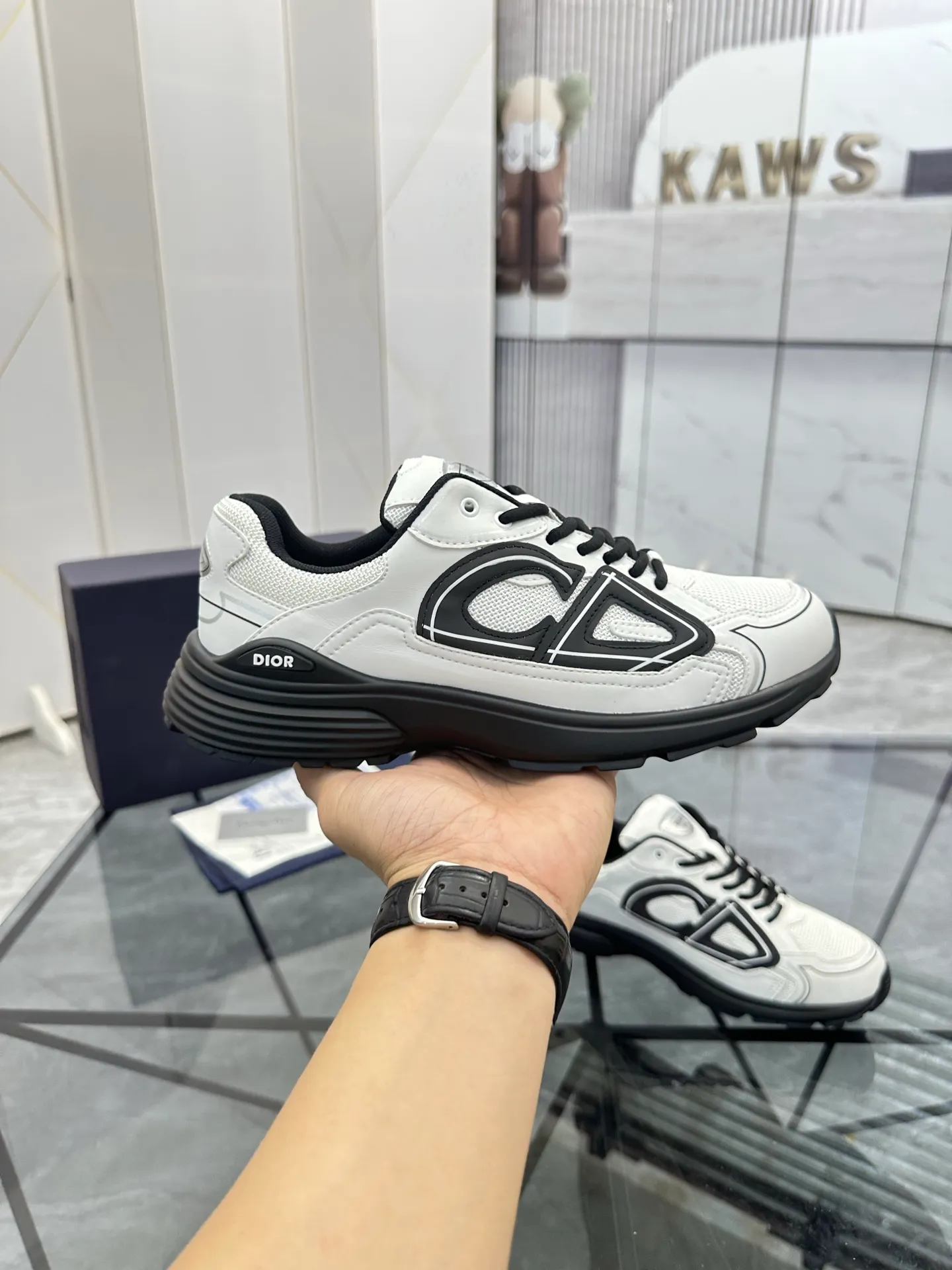 Men's shoes: 💰P400¥ Available in Guangzhou Product trademark: Dior* "Dior*" low-top casual shoes Regular size: 35-46 (can be customized to 47) Couple style Product materials: Upper imported cowhide stitched with original fabric, breathable lining, ultra-light foam original outsole. No.: 007